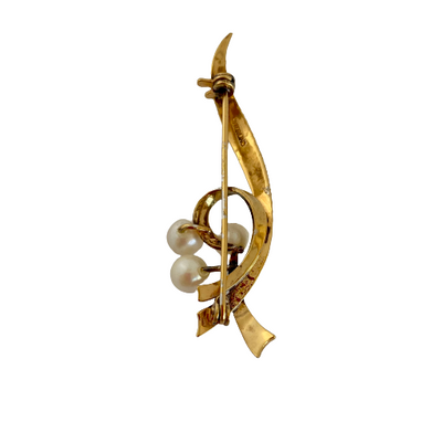 A Vintage Trifari Style Gold Plated Pearl Brooch
