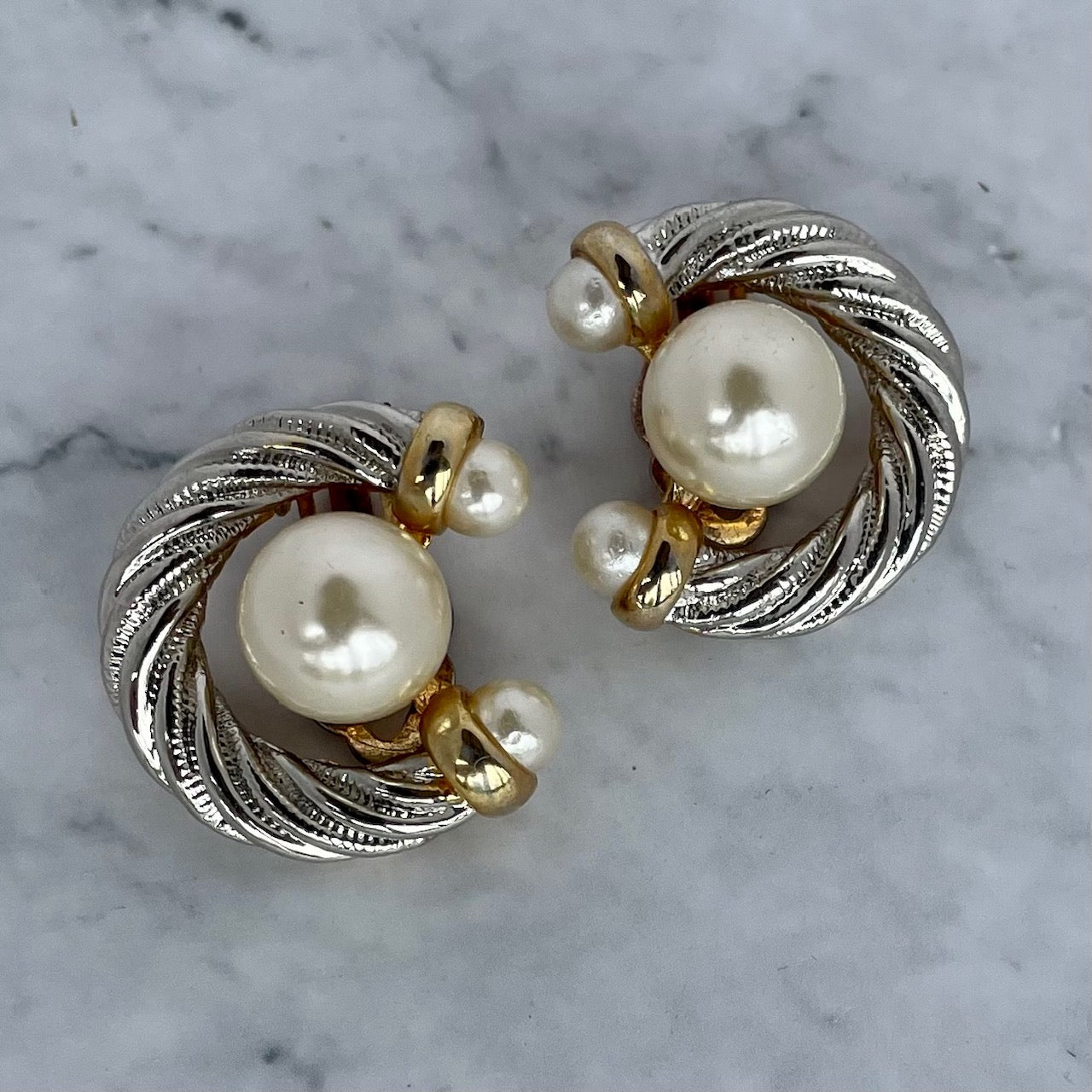 Vintage 1980s two-tone silver and gold nautilus swirl clip-on earrings with faux mabe pearls