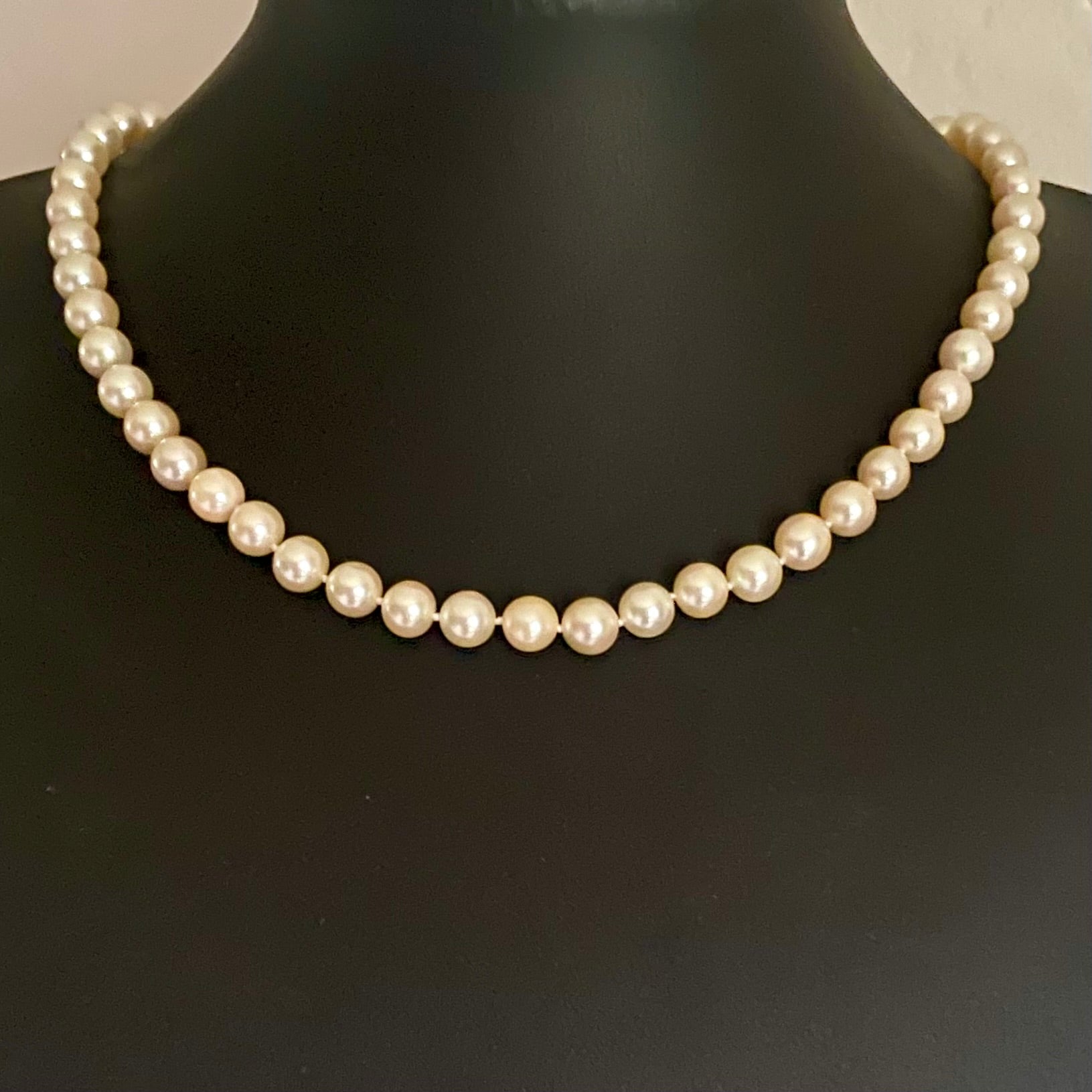 A Vintage Pearl Necklace with 14ct Gold Clasp