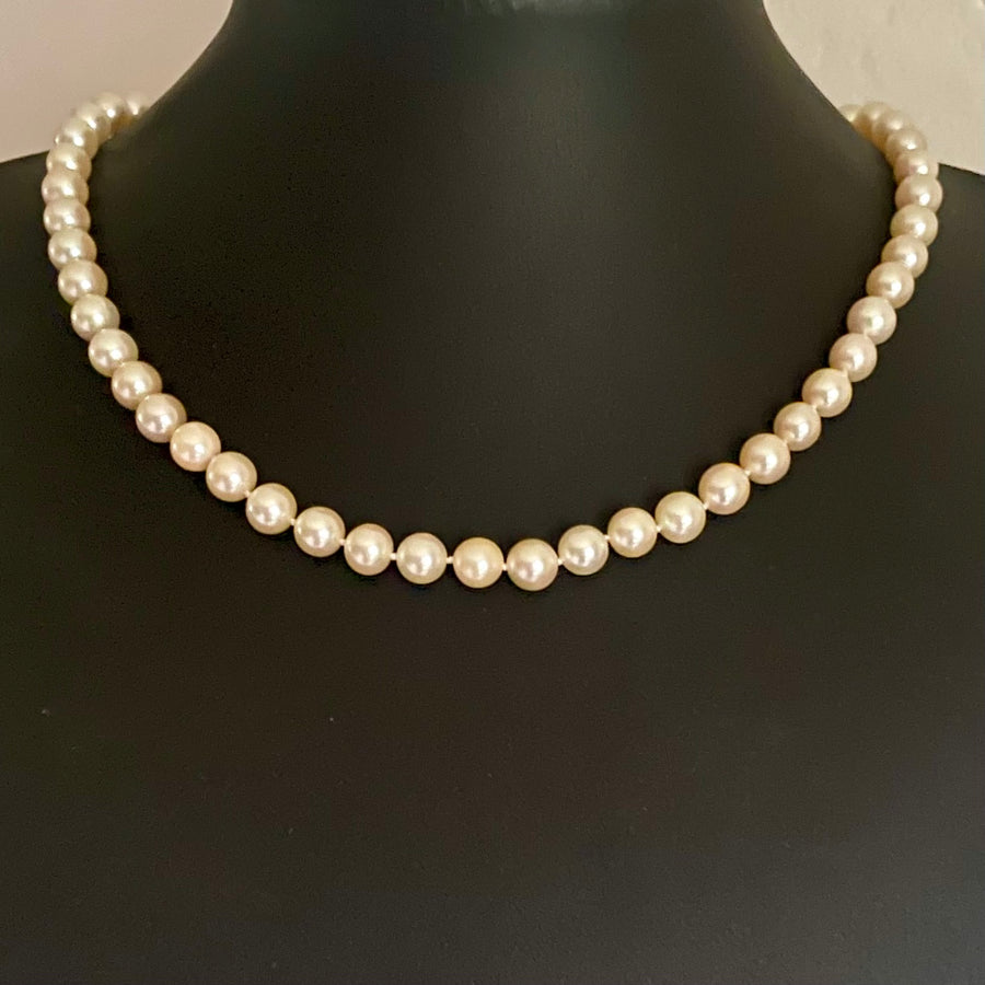 A Vintage Pearl Necklace with 14ct Gold Clasp