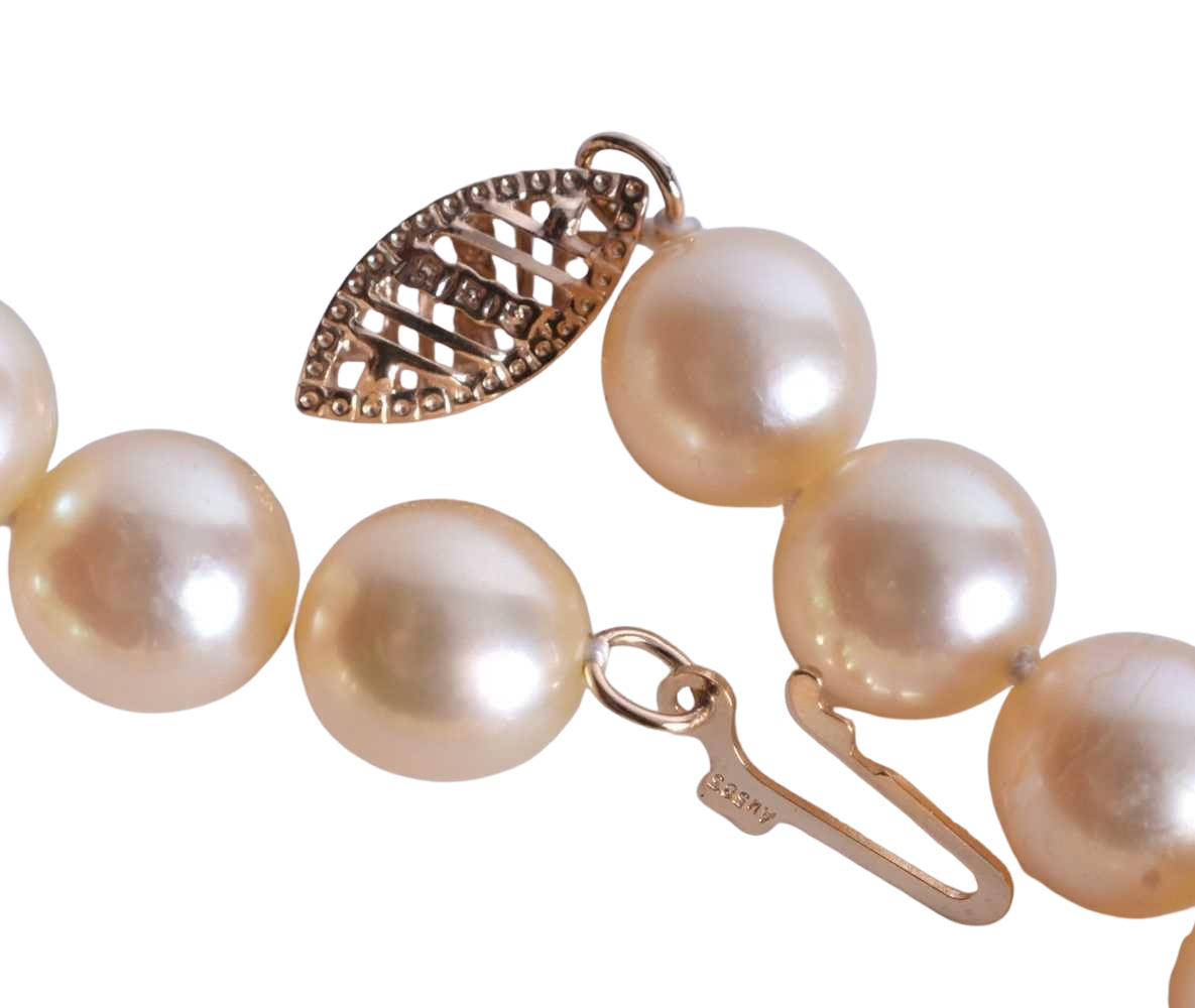 A Vintage Pearl Necklace with 14ct Gold Clasp