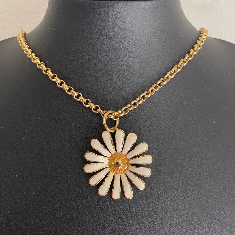 A Vintage Daisy Necklace