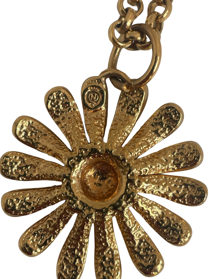 A Vintage Daisy Necklace