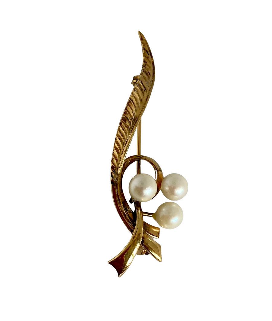 A Vintage Trifari Style Gold Plated Pearl Brooch