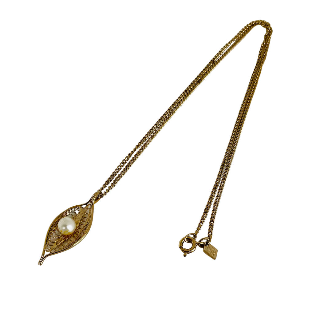 A Vintage Sarah Coventry Pea Pod Necklace