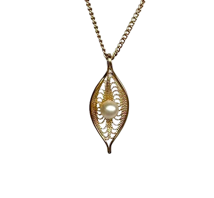 A Vintage Sarah Coventry Pea Pod Necklace