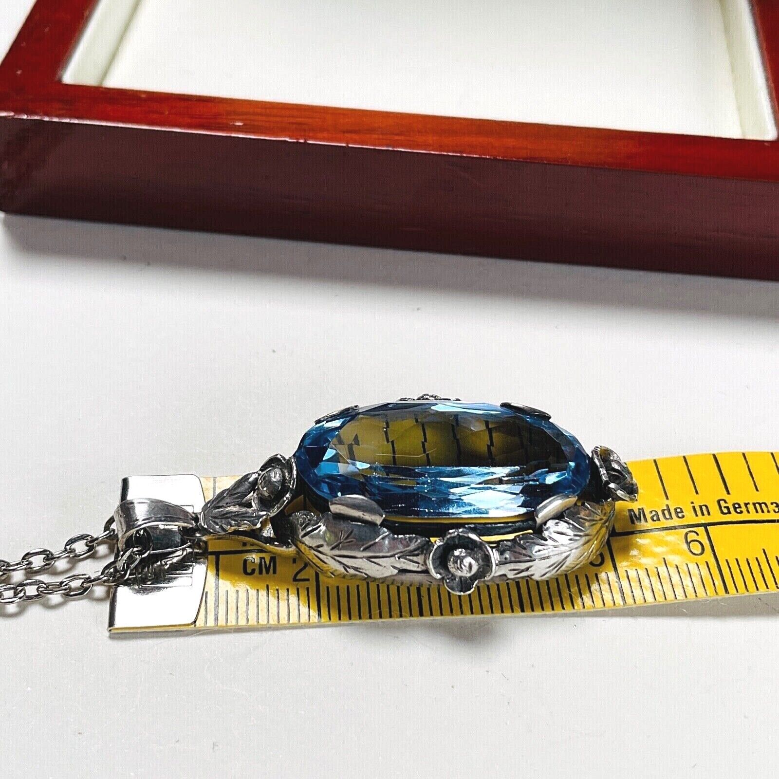 An Art Deco Design Necklace