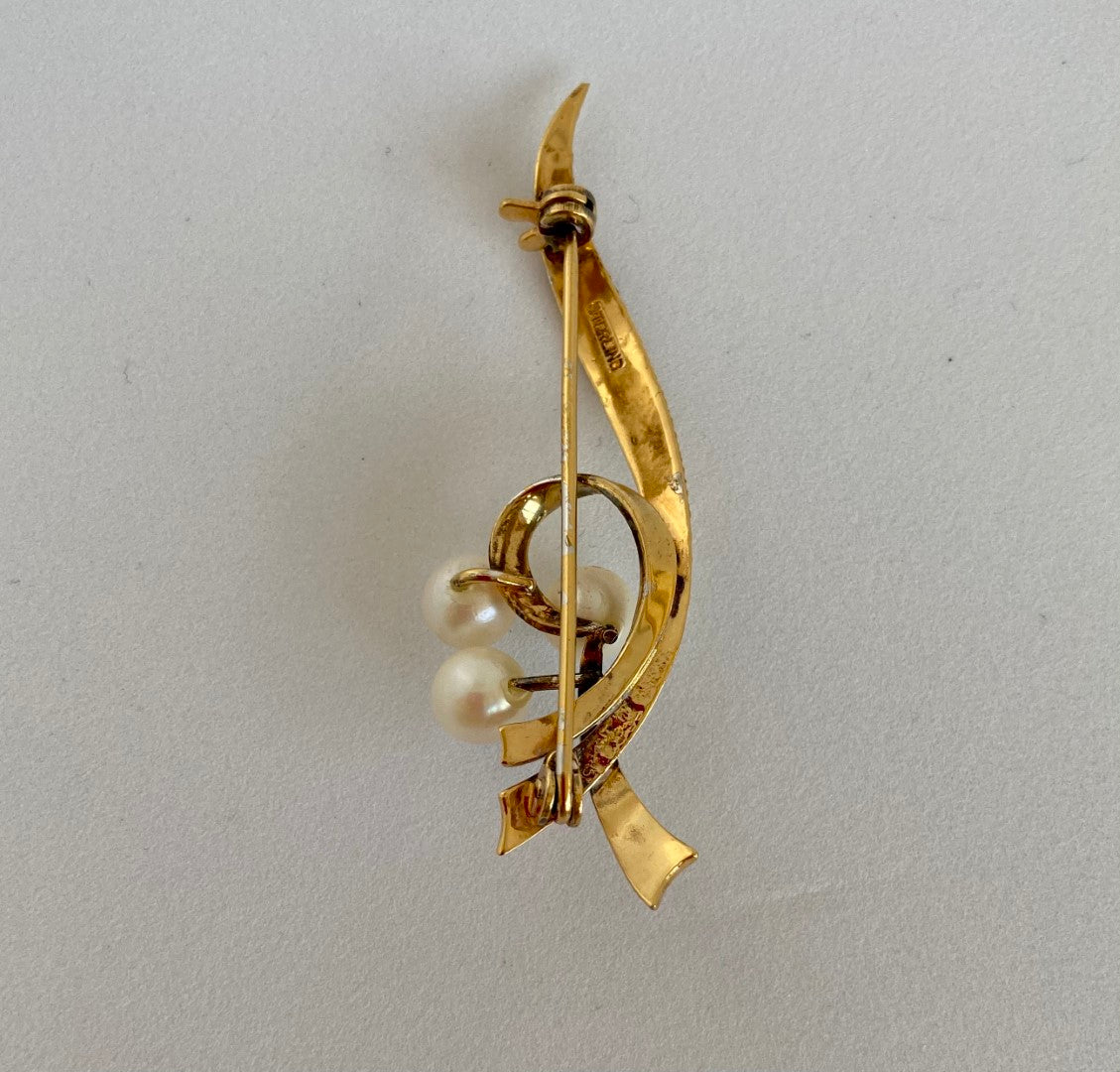 A Vintage Trifari Style Gold Plated Pearl Brooch